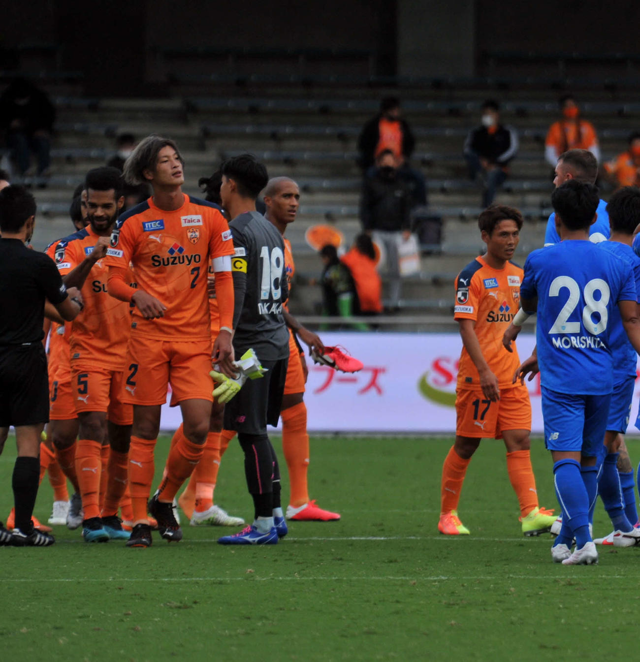 6試合ぶりの白星を逃した清水の選手たち