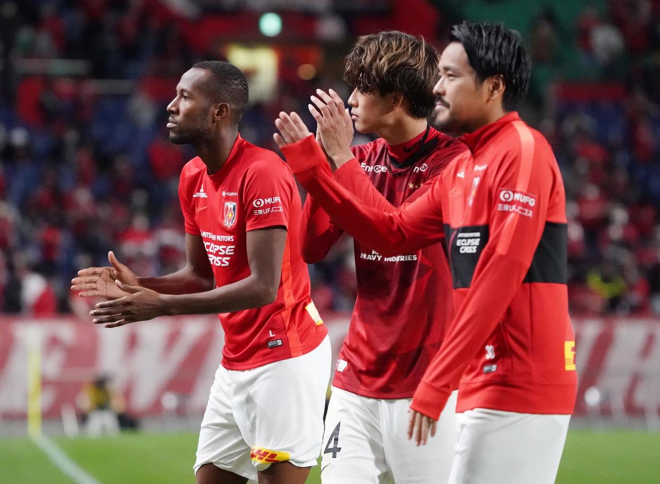 仙台に快勝し、サポーターにあいさつする、左から浦和MFマルティノス、MF汰木、FW興梠（撮影・菅敏）