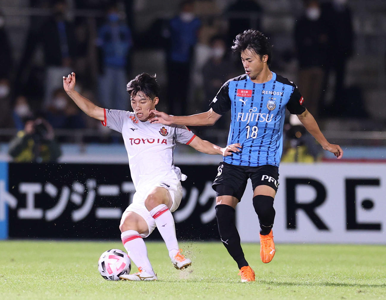川崎F対名古屋　前半、競り合う名古屋DF成瀬（左）と川崎F・FW三苫（撮影・河野匠）