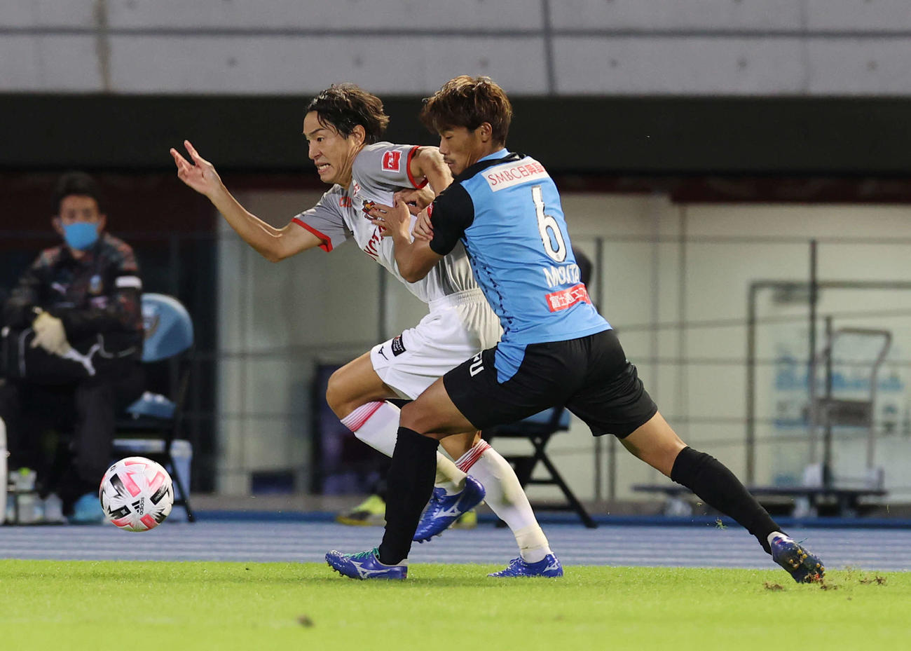 川崎F対名古屋　前半、激しく競り合う名古屋FW金崎（左）と川崎F・MF守田（撮影・河野匠）
