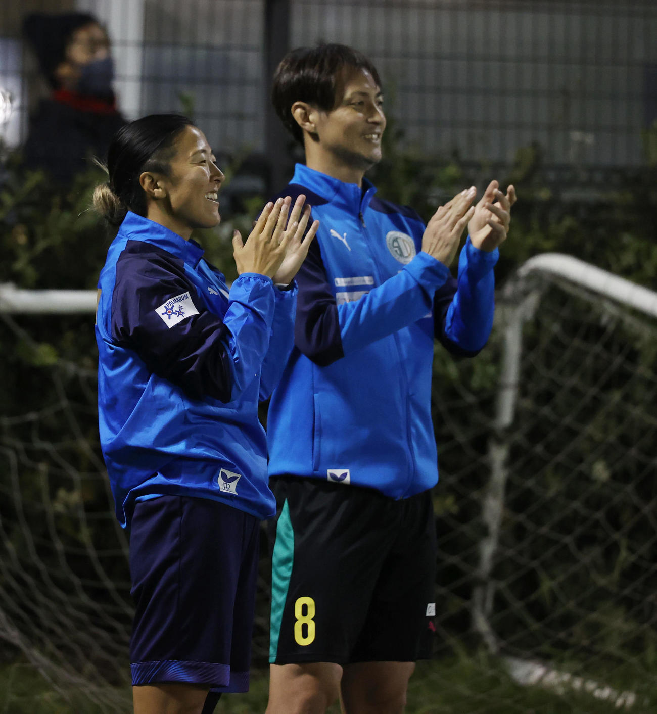 はやぶさイレブン対山王FC　はやぶさイレブンの永里（左）はチームのゴールに拍手（撮影・垰建太）