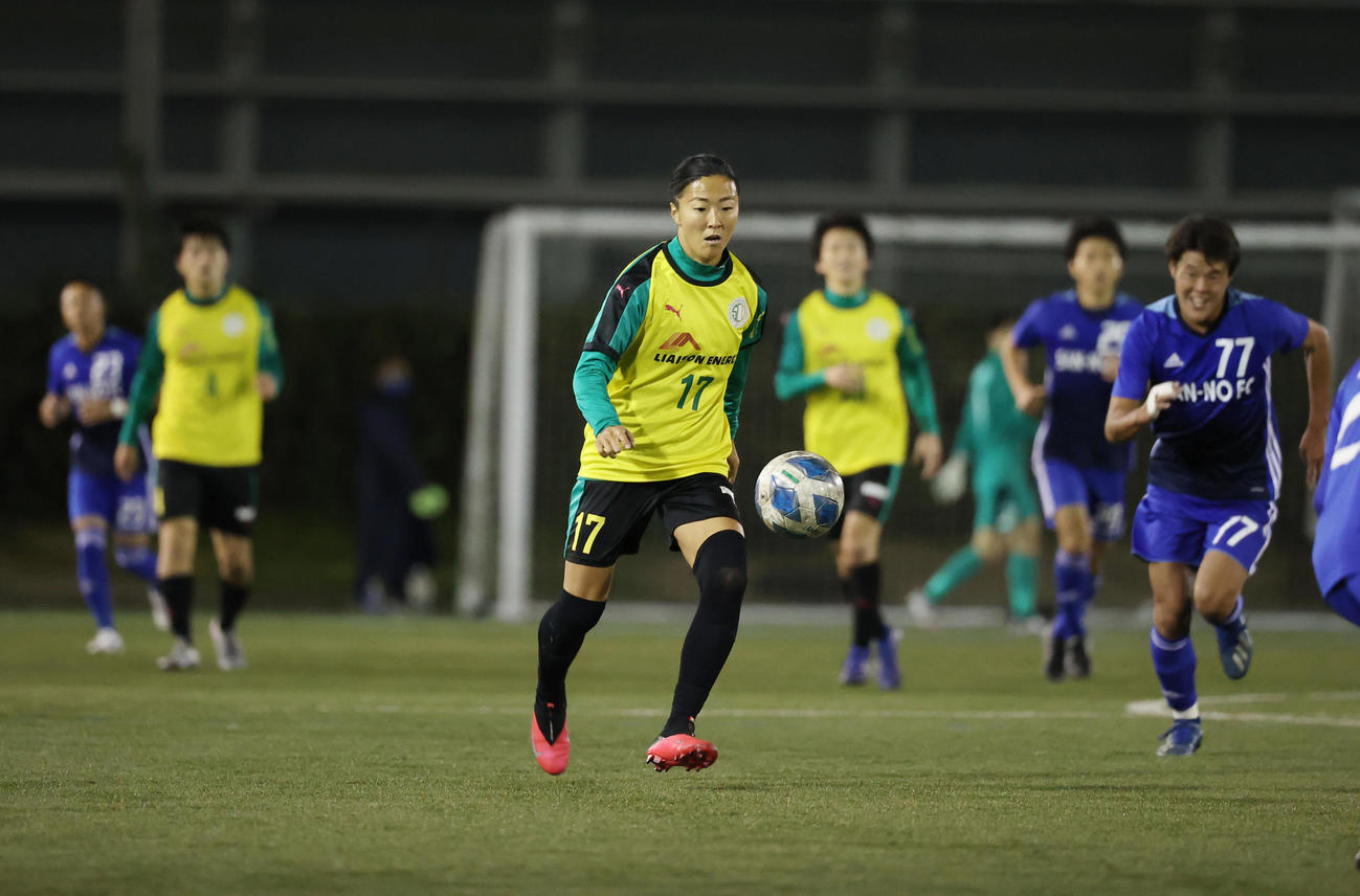 はやぶさイレブン対山王FC　後半途中出場したはやぶさイレブンFW永里（中央）は前線にゴールの起点となるパスを出す（撮影・垰建太）