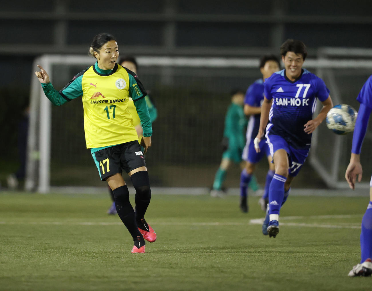 はやぶさイレブン対山王FC　後半途中出場したはやぶさイレブンFW永里（左）は前線にゴールの起点となるパスを出す（撮影・垰建太）
