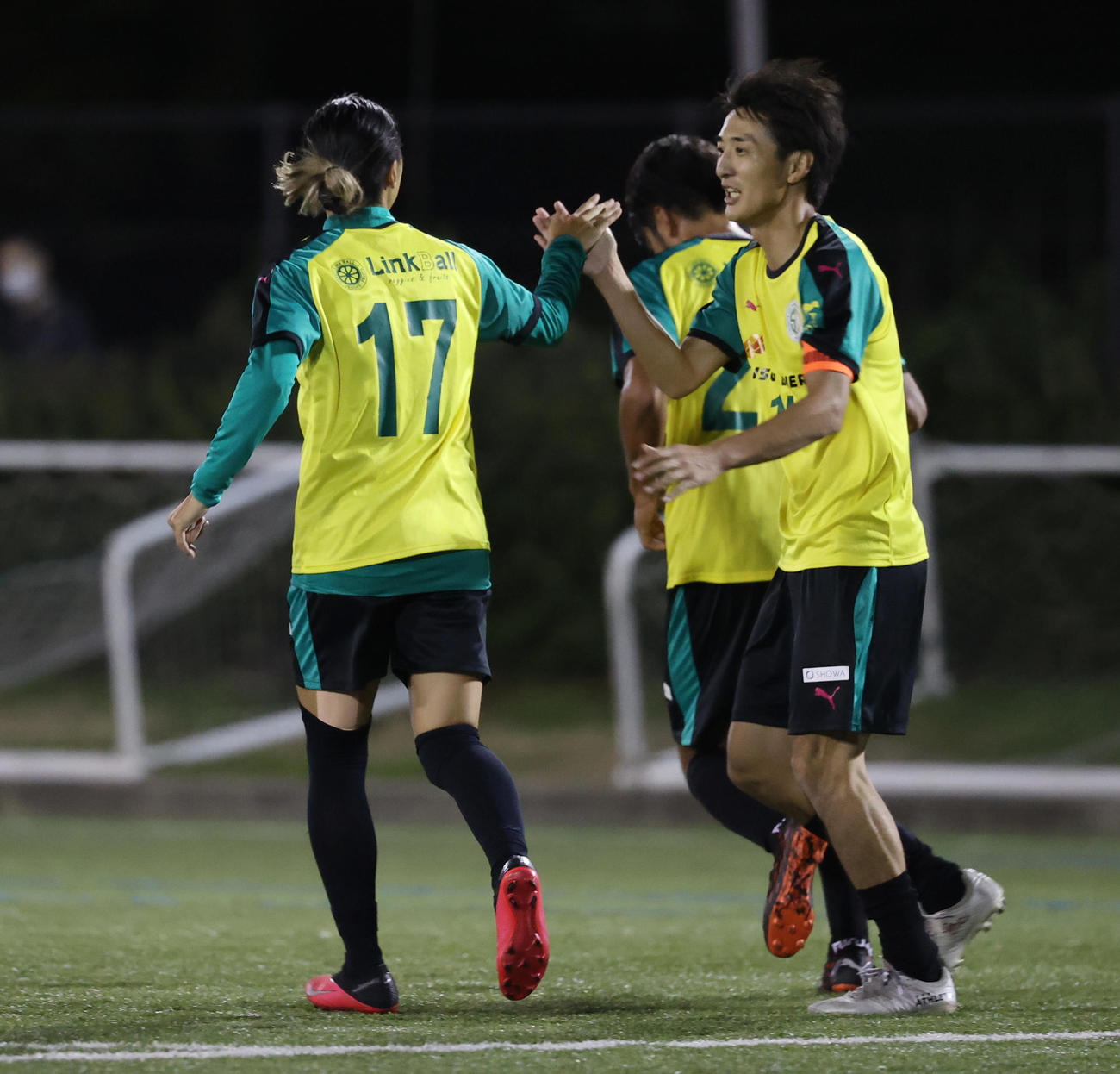 はやぶさイレブン対山王FC　後半、ゴールが決まりFW永里源とタッチを交わすはやぶさイレブンFW永里優（撮影・垰建太）