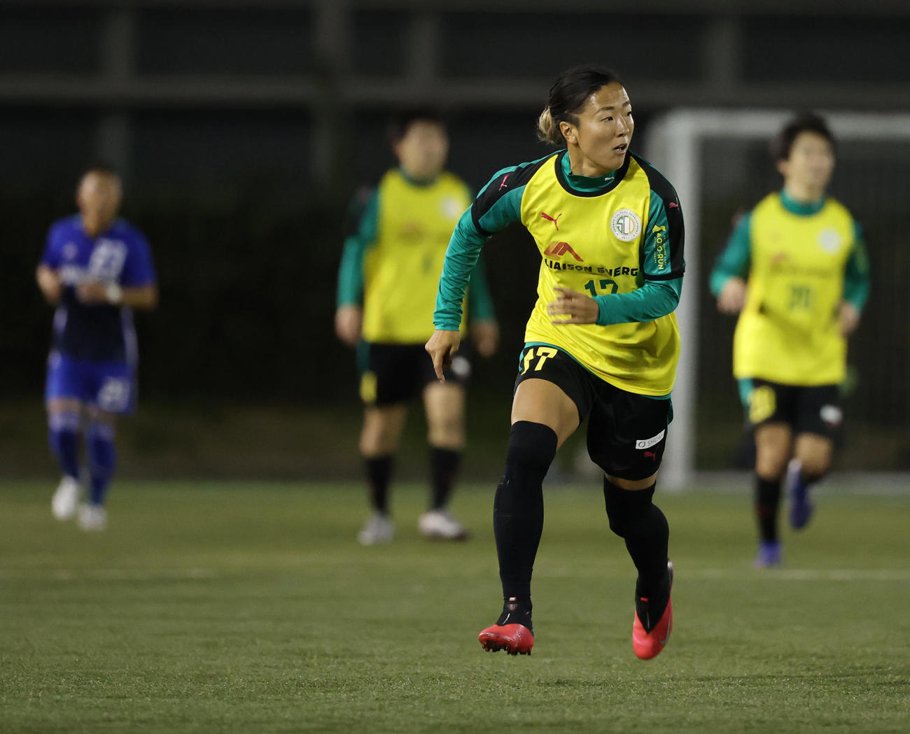 はやぶさイレブン対山王FC　後半途中出場したはやぶさイレブンFW永里は前線に駆け出す（撮影・垰建太）