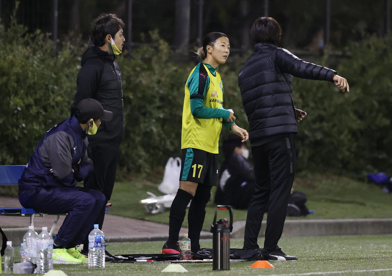 はやぶさイレブン対山王FC　後半、出場前に監督の指示を受けるはやぶさイレブンFW永里（中央）（撮影・垰建太）