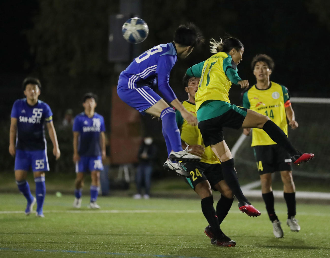 はやぶさイレブン対山王FC　後半、クロスにヘディングで合わせるはやぶさイレブンFW永里（右から2人目）（撮影・垰建太）