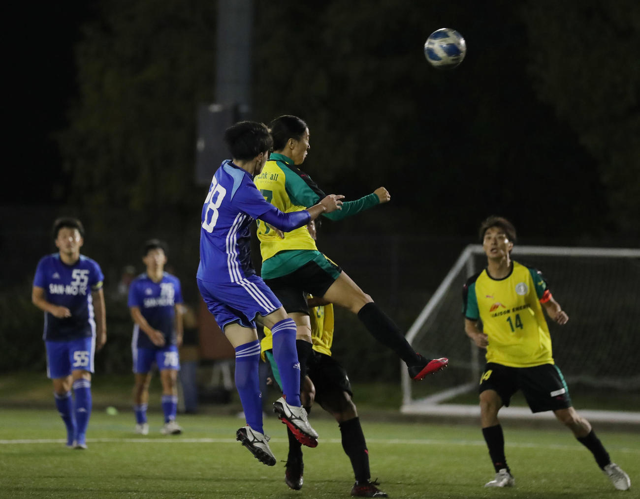 はやぶさイレブン対山王FC　後半、クロスにヘディングで合わせに行くはやぶさイレブンFW永里（右から2人目）（撮影・垰建太）