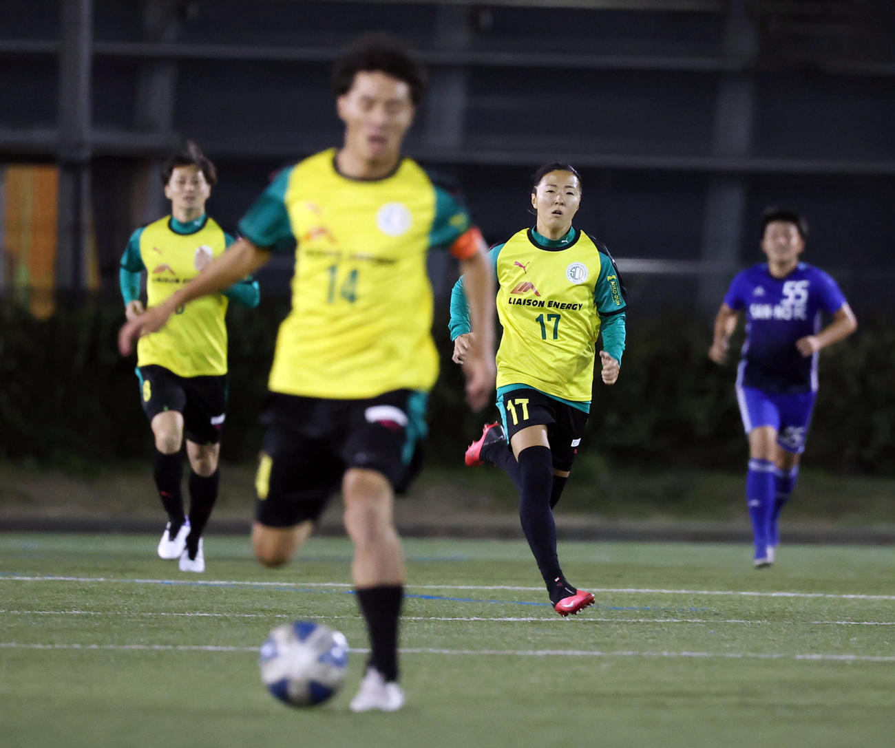 はやぶさイレブン対山王FC　後半、カウンターで前線に走り込むはやぶさイレブンFW永里（右から2人目）（撮影・垰建太）