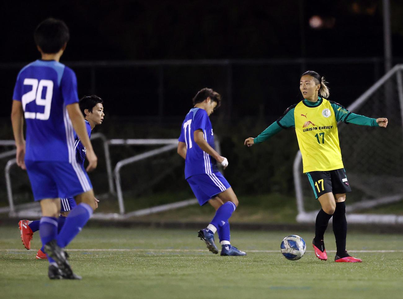 はやぶさイレブン対山王FC　後半、ボールをキープするはやぶさイレブンFW永里（右）（撮影・垰建太）