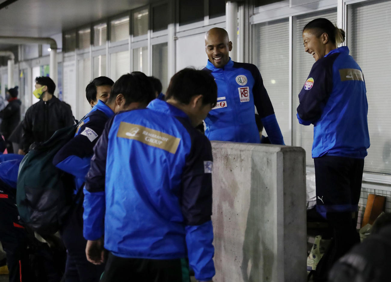 はやぶさイレブン対山王FC　試合前、チームメートと談笑するはやぶさイレブンの永里（右）（撮影・垰建太）