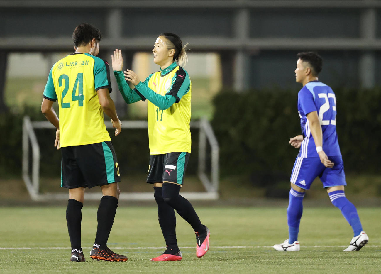 はやぶさイレブン対山王FC　試合に勝ちイレブンとタッチを交わすはやぶさイレブンFW永里（中央）（撮影・垰建太）
