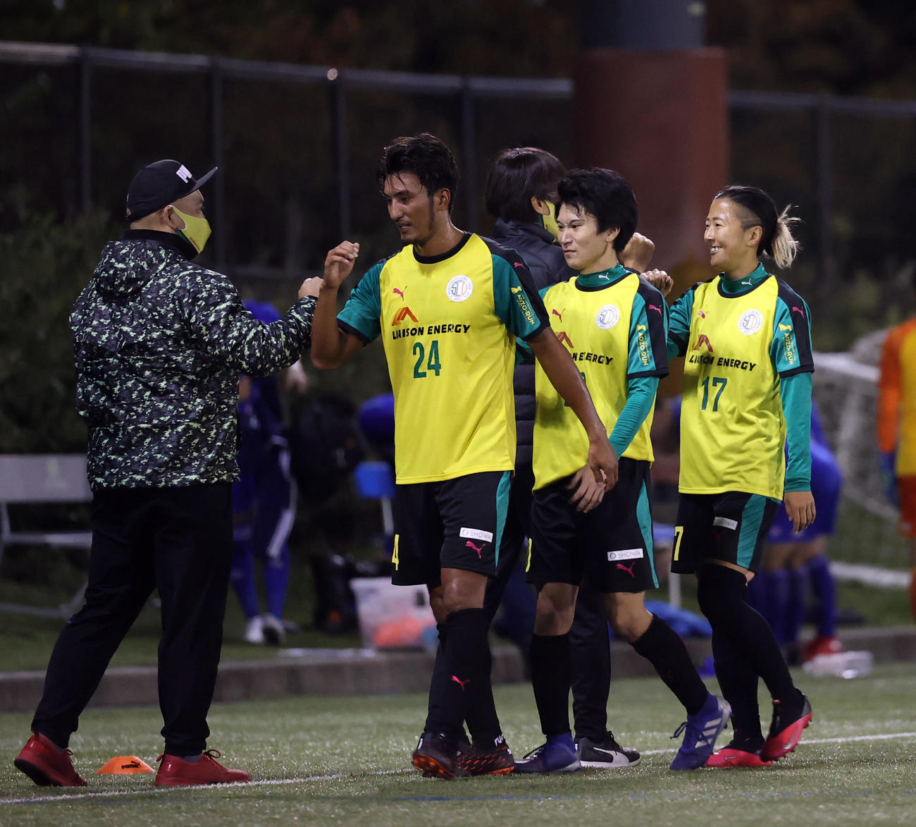 はやぶさイレブン対山王FC　試合に勝ちチームメートとタッチを交わすはやぶさイレブンFW永里（右）（撮影・垰建太）