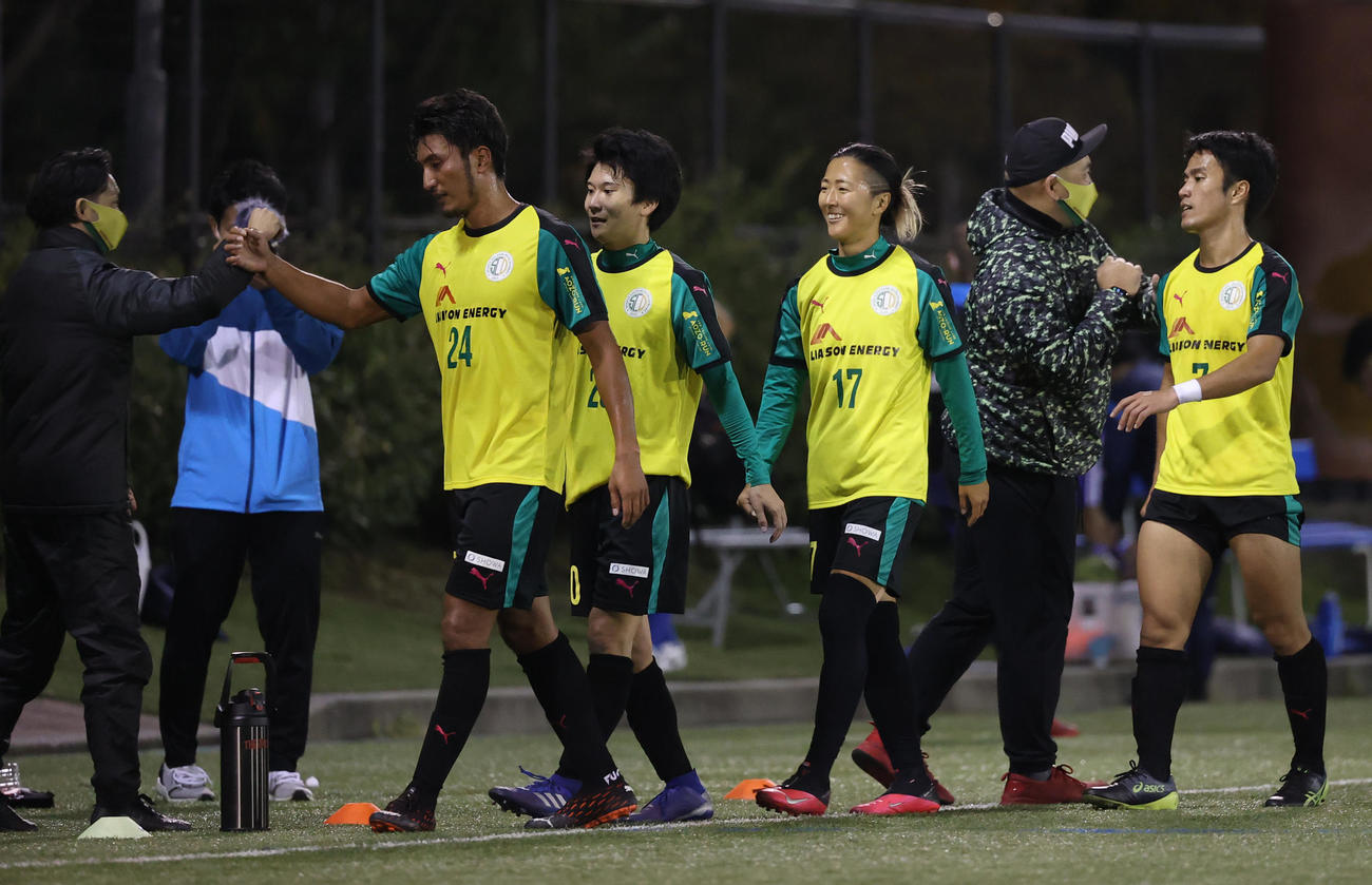 はやぶさイレブン対山王FC　試合に勝ちチームメートとタッチを交わすはやぶさイレブンFW永里（右から3人目）（撮影・垰建太）