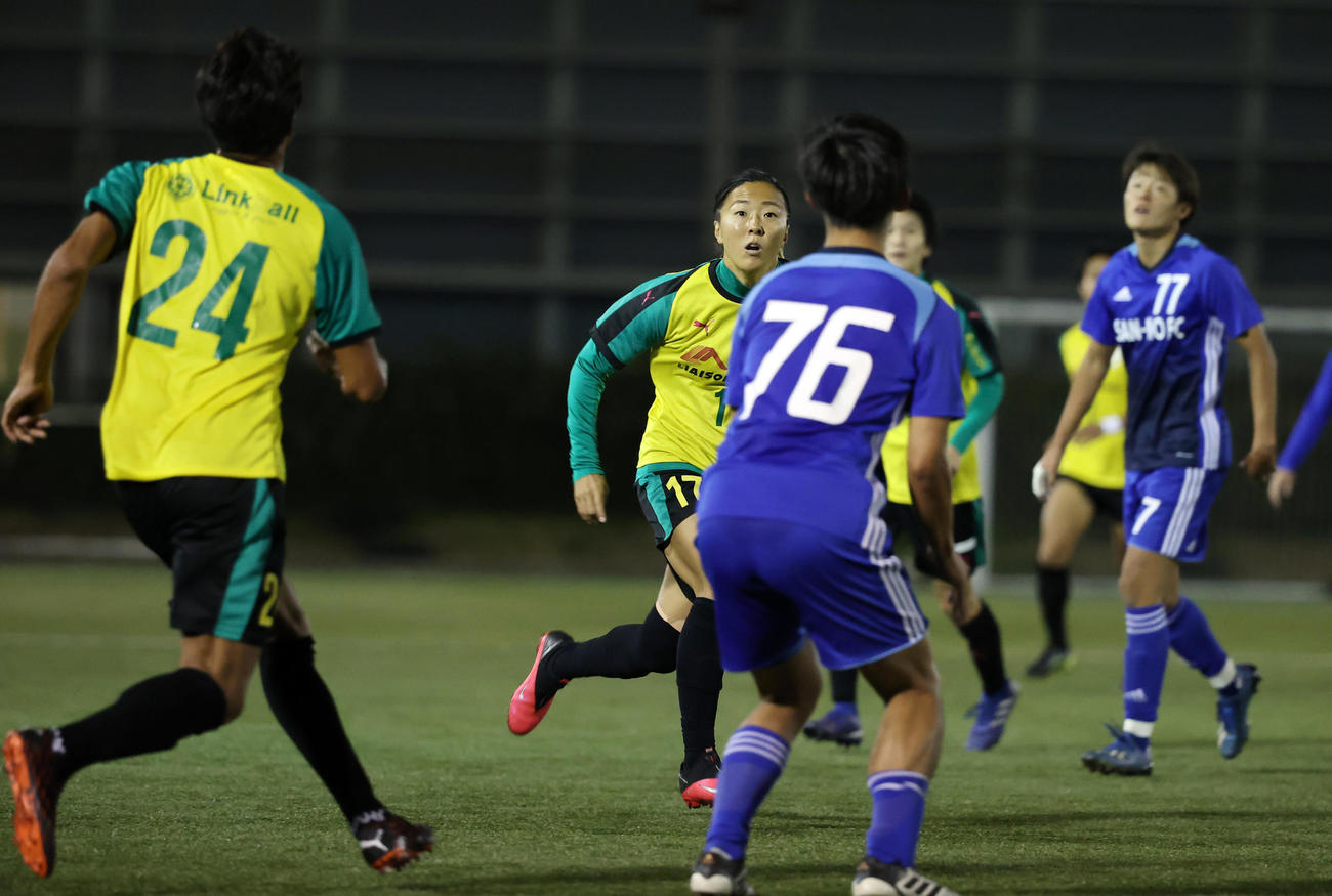 はやぶさイレブン対山王FC　後半、ボールを追いかけるはやぶさイレブンFW永里（中央）（撮影・垰建太）