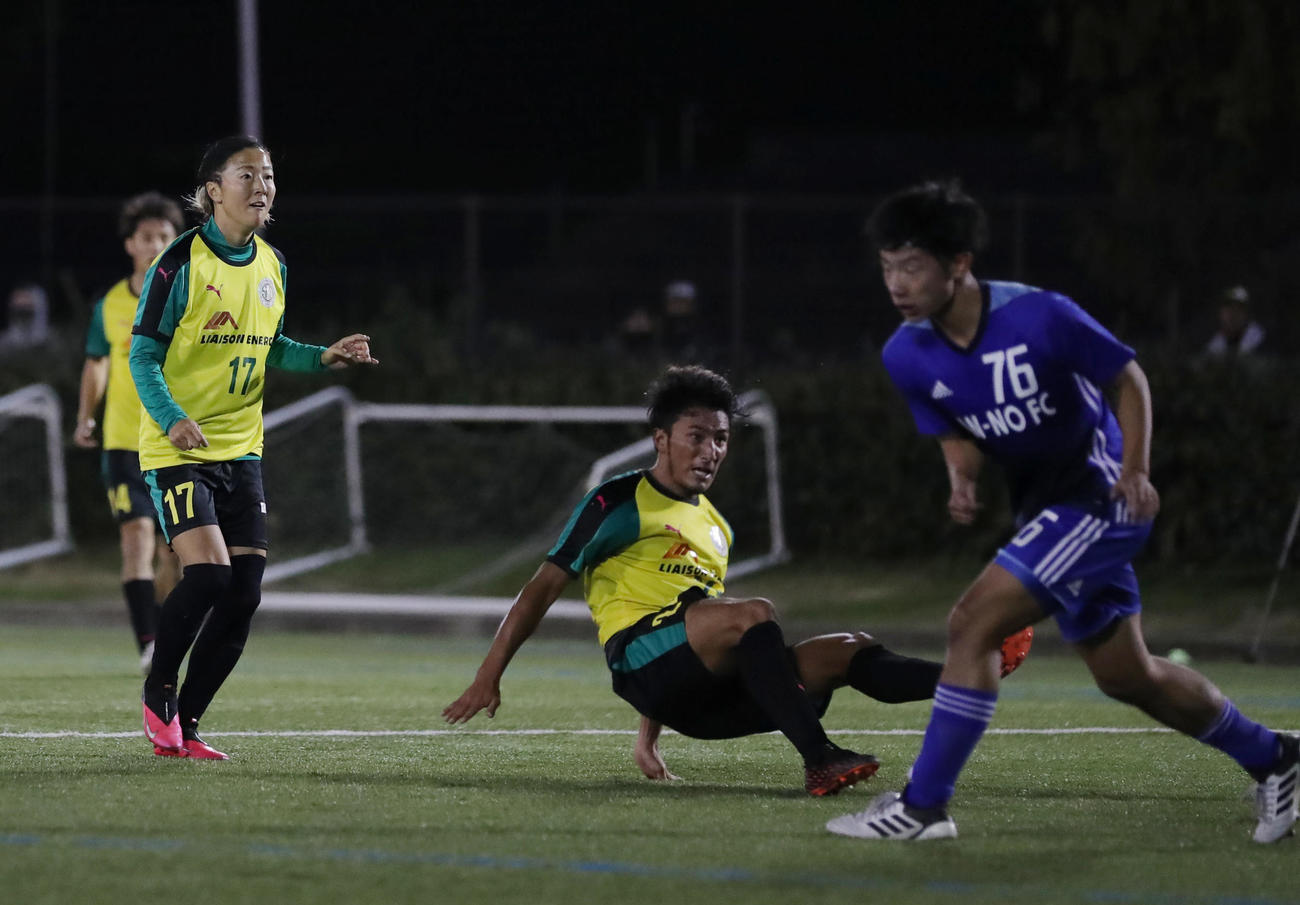 はやぶさイレブン対山王FC　後半、チームメートのシュートを見つめるはやぶさイレブンFW永里（左）（撮影・垰建太）