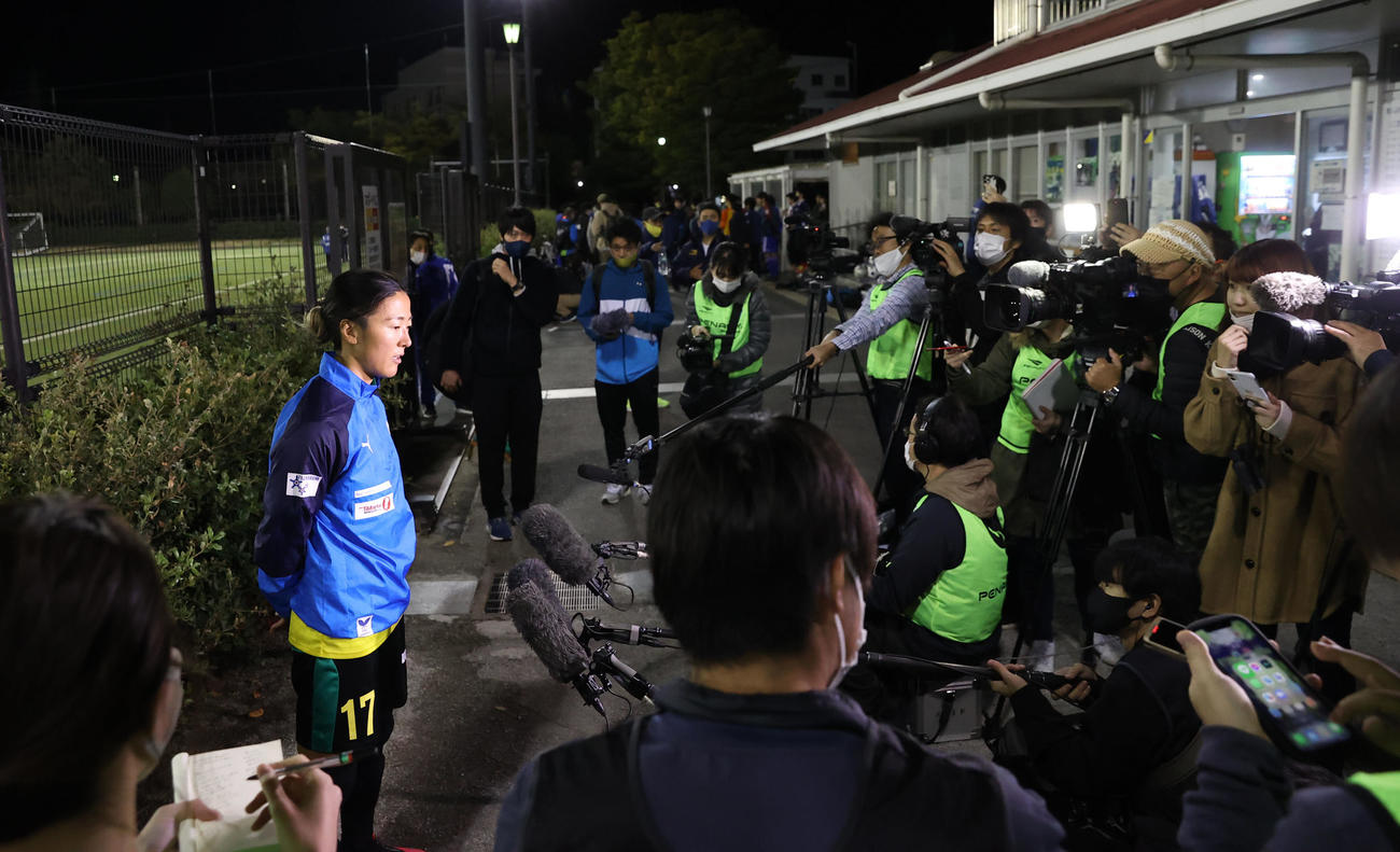 はやぶさイレブン対山王FC　試合後、囲みに応じるはやぶさイレブンFW永里（撮影・垰建太）