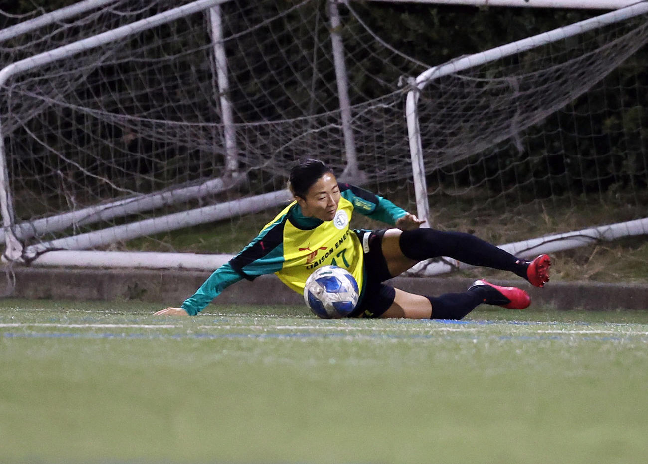 はやぶさイレブン対山王FC　後半、スライディングでボールを追うはやぶさイレブンFW永里優（撮影・垰建太）