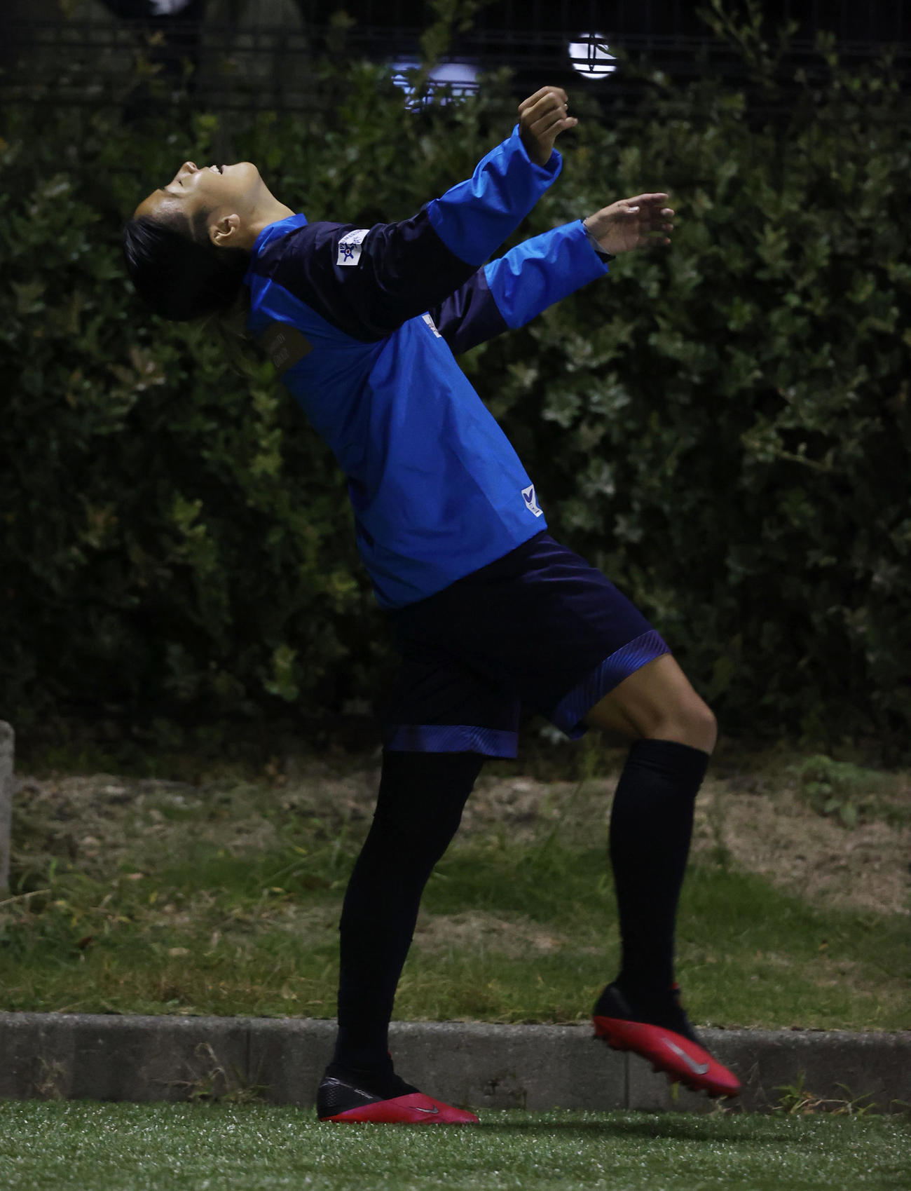 はやぶさイレブン対山王FC　チームが好機を逃し思わずのけ反るはやぶさイレブンの永里（撮影・垰建太）