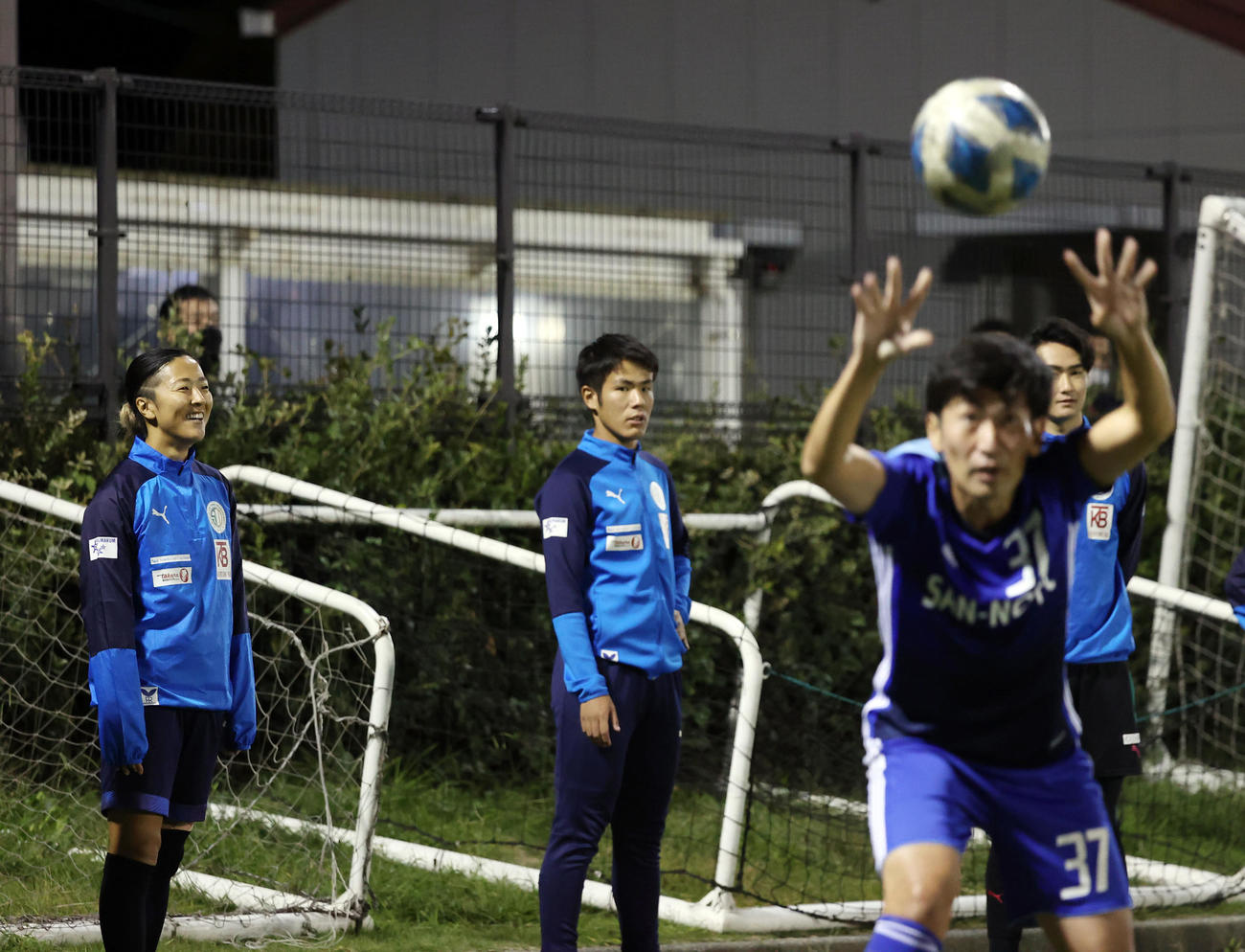 はやぶさイレブン対山王FC　ベンチスタートとなったはやぶさイレブンの永里（左）は笑顔で試合を見つめる（撮影・垰建太）