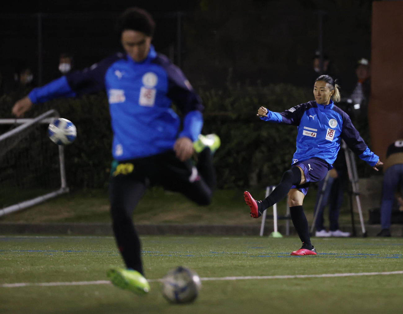 はやぶさイレブン対山王FC　ハーフタイム、ボールを蹴って体を動かすはやぶさイレブン永里（右）（撮影・垰建太）