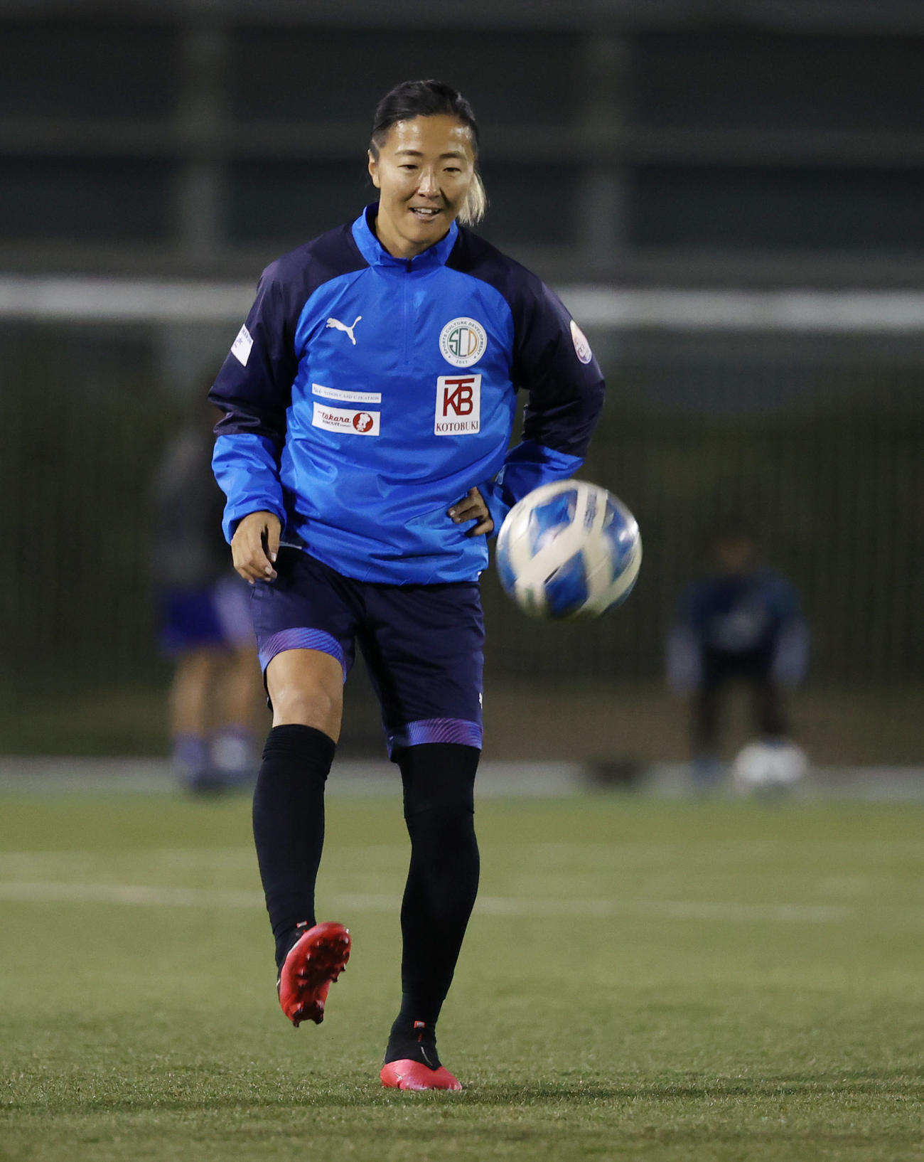はやぶさイレブン対山王FC　ハーフタイム、ボールを蹴って体を動かすはやぶさイレブン永里（撮影・垰建太）