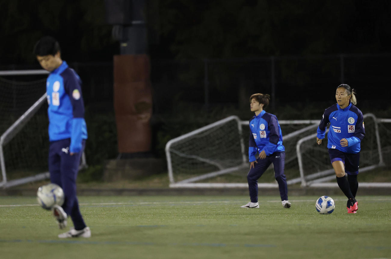 はやぶさイレブン対山王FC　ハーフタイム、ボールを蹴って体を動かすはやぶさイレブン永里（右）（撮影・垰建太）