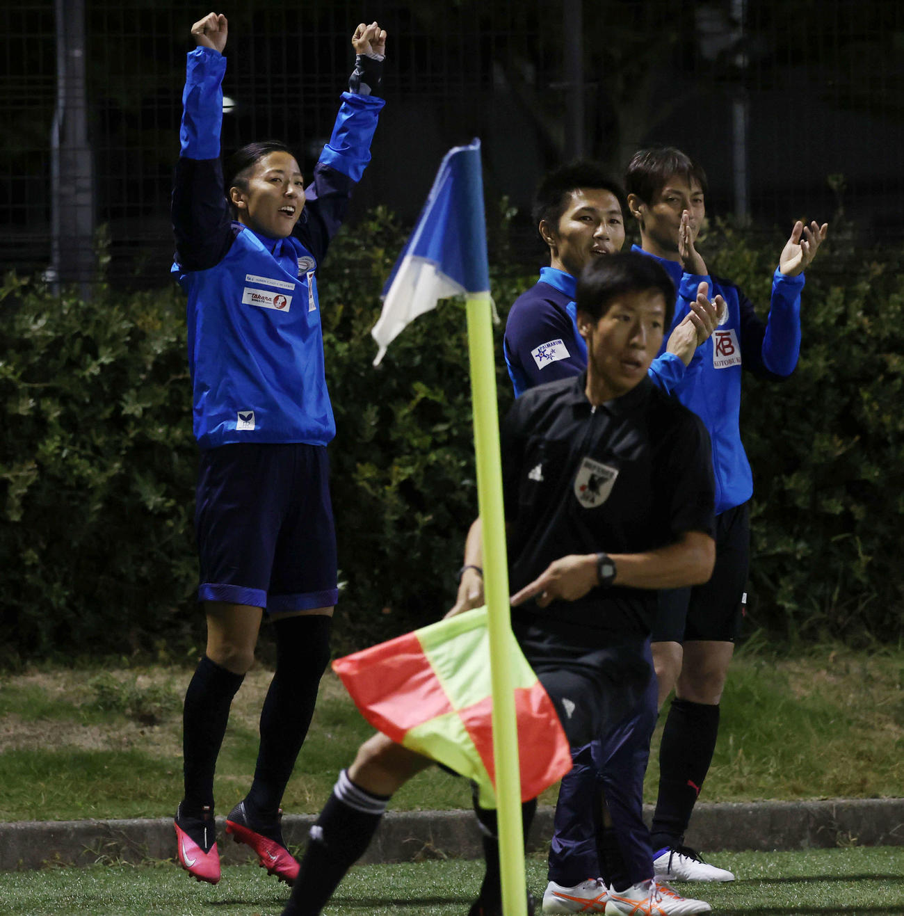 はやぶさイレブン対山王FC　はやぶさイレブンの永里（左）はチームのゴールにジャンプして喜ぶ（撮影・垰建太）