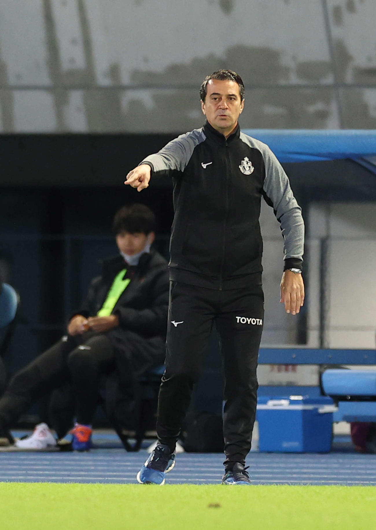 川崎F対名古屋　前半、ベンチ前から指示を出す名古屋フィッカデンティ監督（撮影・河野匠）