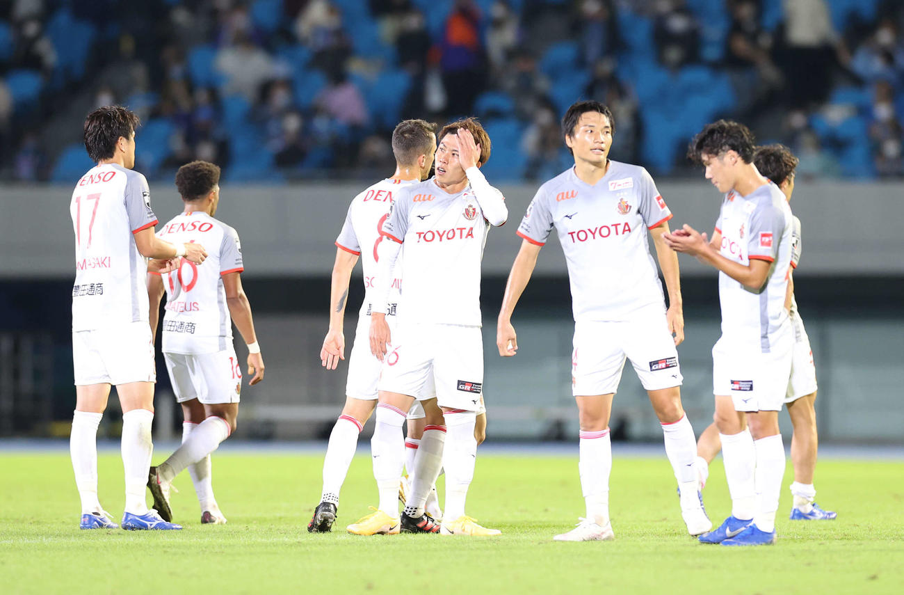 川崎F対名古屋　川崎Fに敗れ、険しい表情を見せるDF太田（中央）ら名古屋イレブン（撮影・河野匠）