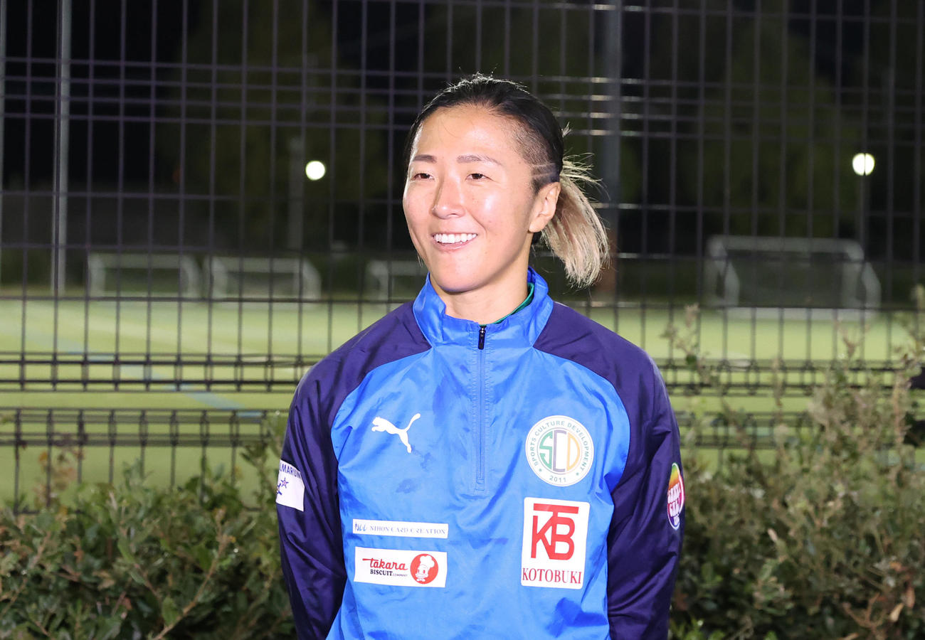 はやぶさイレブン対山王FC　試合後、笑顔で囲みに応じるはやぶさイレブンFW永里（撮影・垰建太）