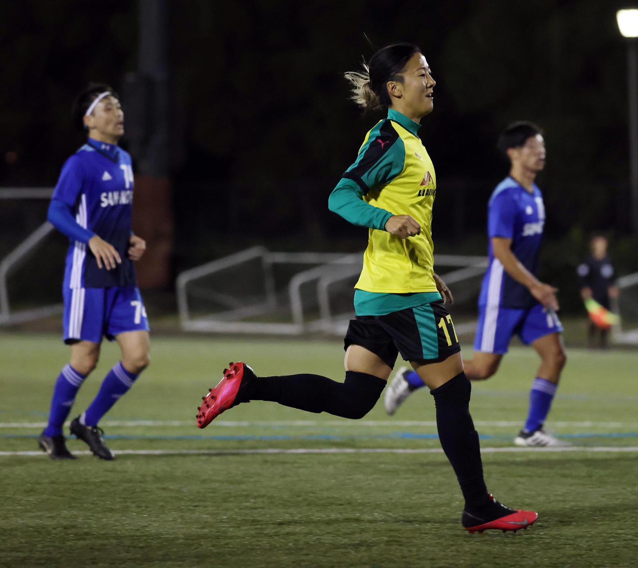 はやぶさイレブン対山王FC　後半、ゴールが決まり笑顔を見せるはやぶさイレブンFW永里優（撮影・垰建太）