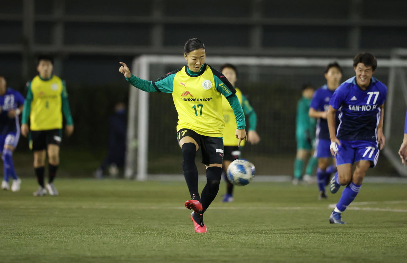 はやぶさイレブン対山王FC　後半途中出場したはやぶさイレブンFW永里優（左）は前線にゴールの起点となるパスを出す（撮影・垰建太）
