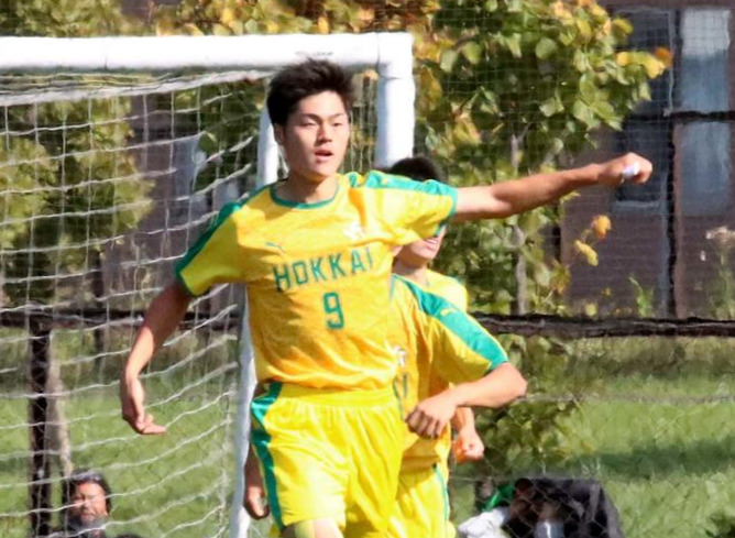 後半3分、2点目のゴールを挙げ左手を突き出し喜ぶ北海FW寒河江（撮影・永野高輔）