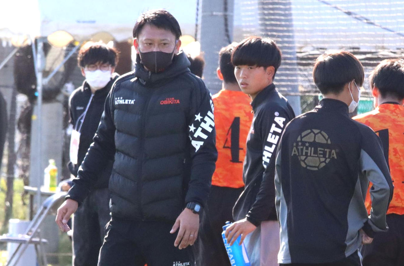 ベンチで選手に指示を出す帯広北の田中康平コーチ（中央）（撮影・永野高輔）