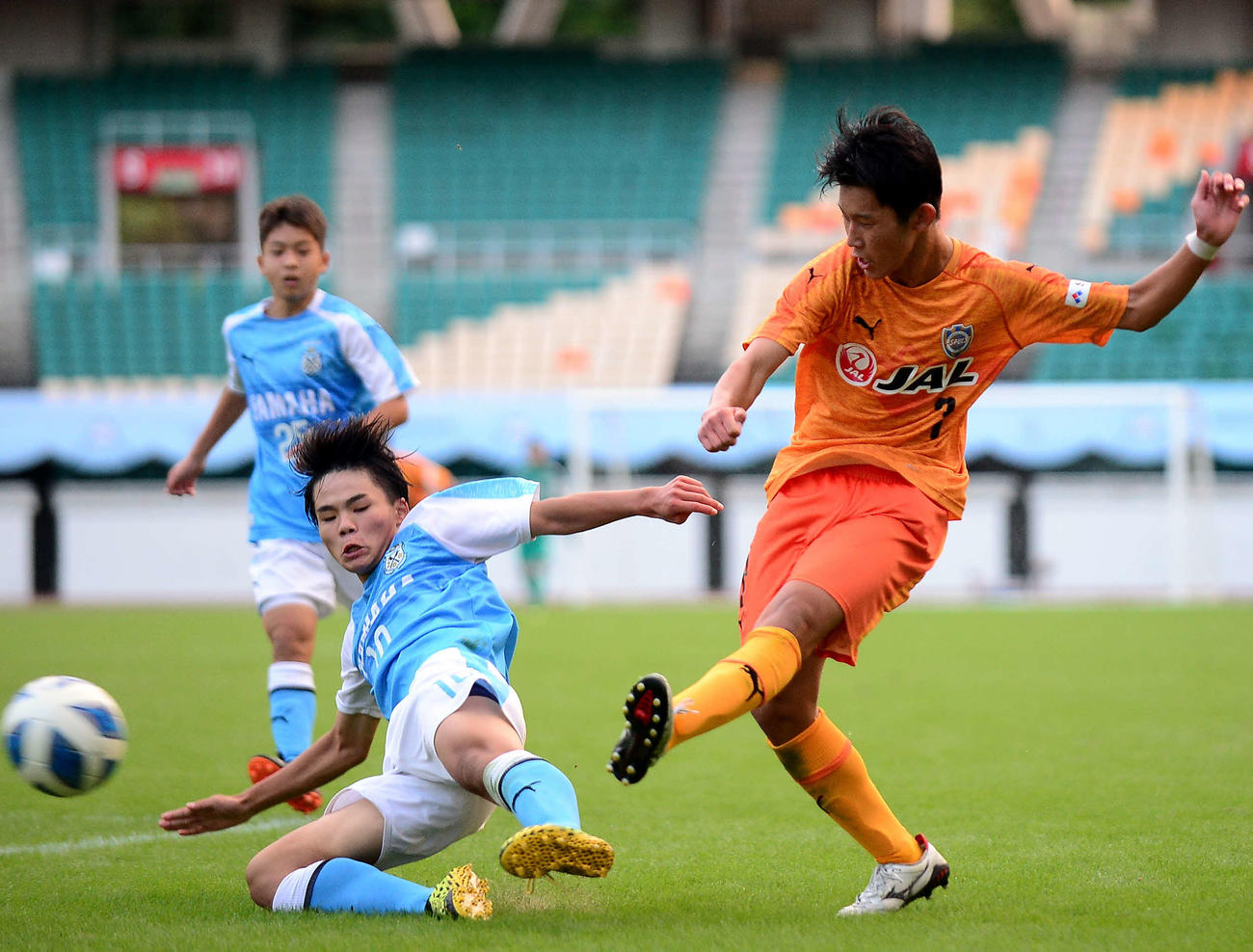 後半、クロスを上げる清水JYのFW渡辺（右）。左は足を伸ばす磐田U－15のFW白石
