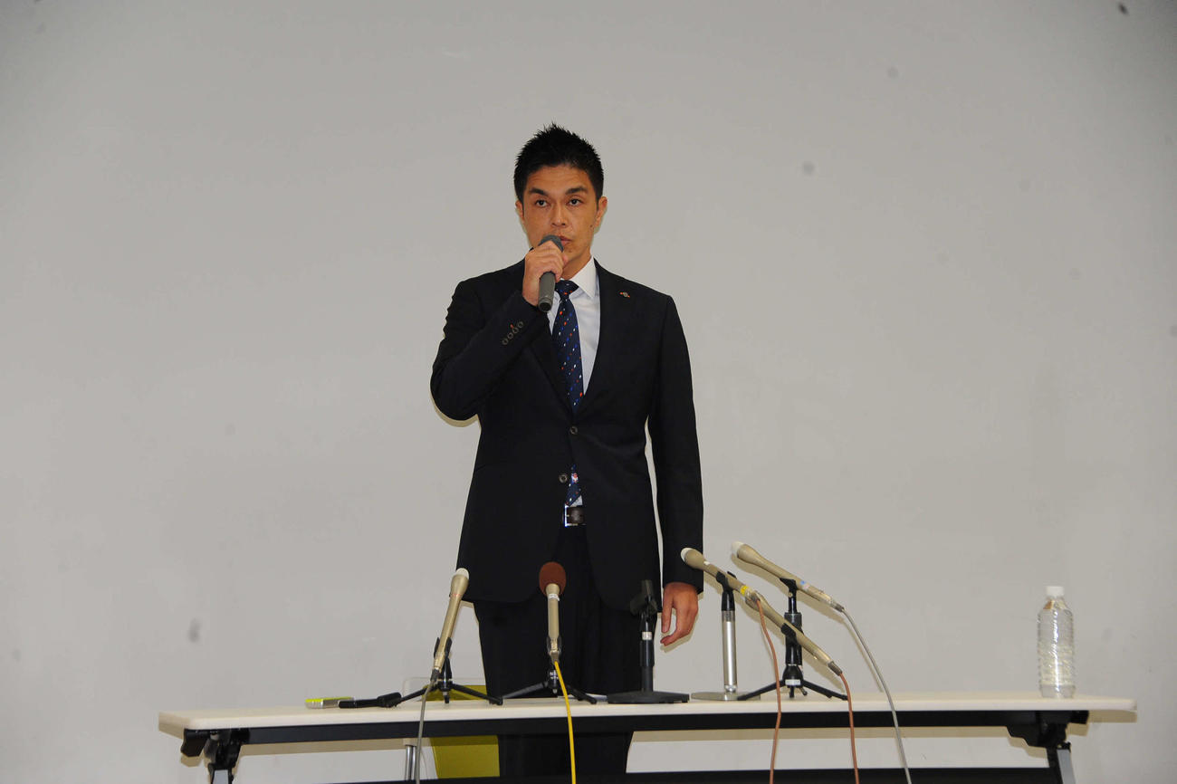事件の経緯について説明する是永社長