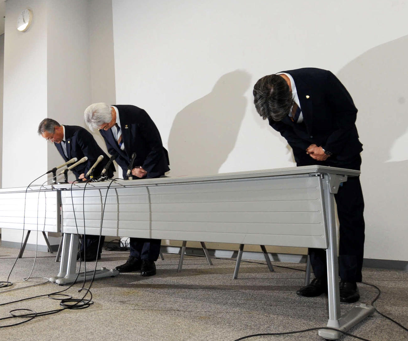 仙台MF道渕の処分に対する会見後に頭を下げる、右から丹治強化育成本部長、菊池社長、渡辺取締役（撮影・相沢孔志）