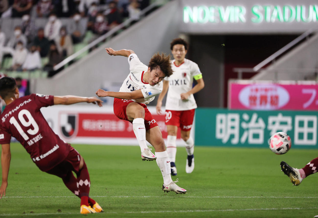前半12分、鋭い切り返しから中央に持ち込み右足で先制ゴールを決める鹿島FW上田綺世（撮影・清水貴仁）