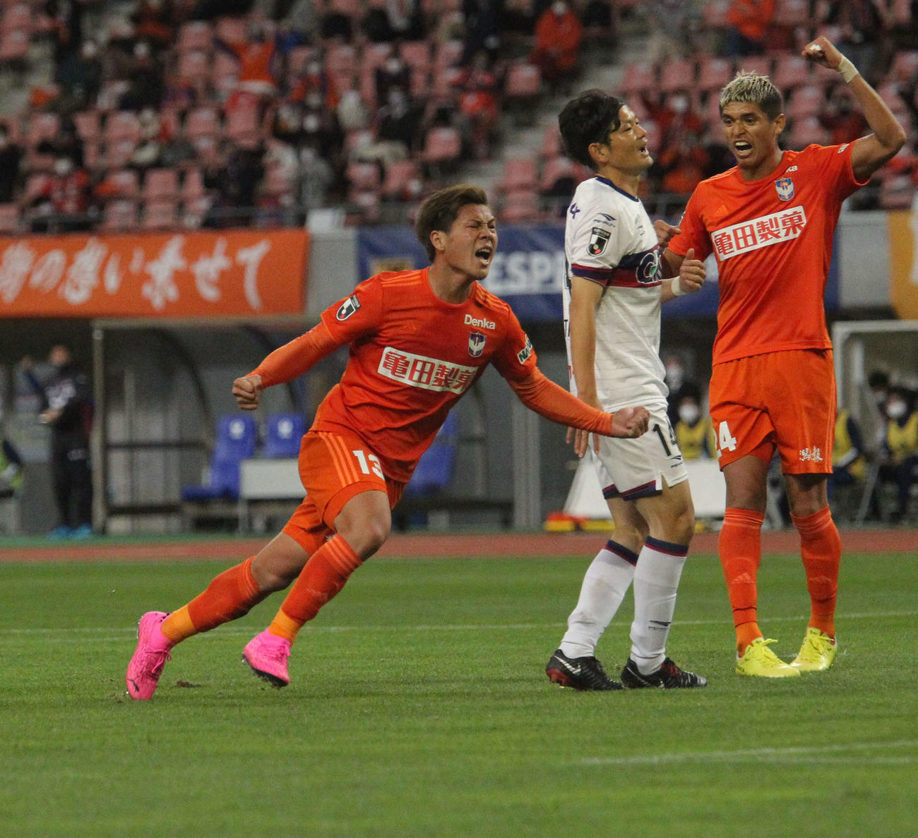 0－1の後半42分、同点ゴールを決めたMF中島（左）は、両手を握り締め喜びを表す