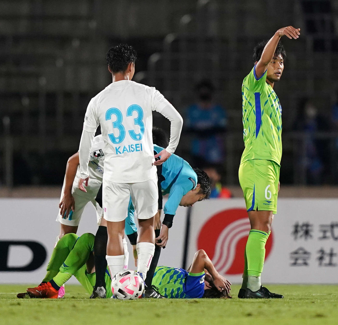 湘南対鳥栖　前半、負傷した湘南FW石原直（下）（撮影・江口和貴）
