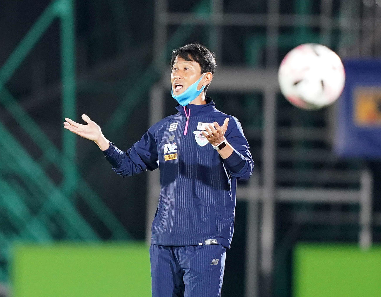 湘南対鳥栖　後半、主審にアピールする鳥栖金監督（撮影・江口和貴）
