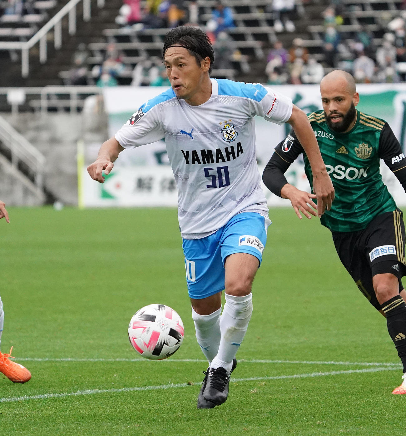 10日の松本戦でドリブル突破する磐田MF遠藤