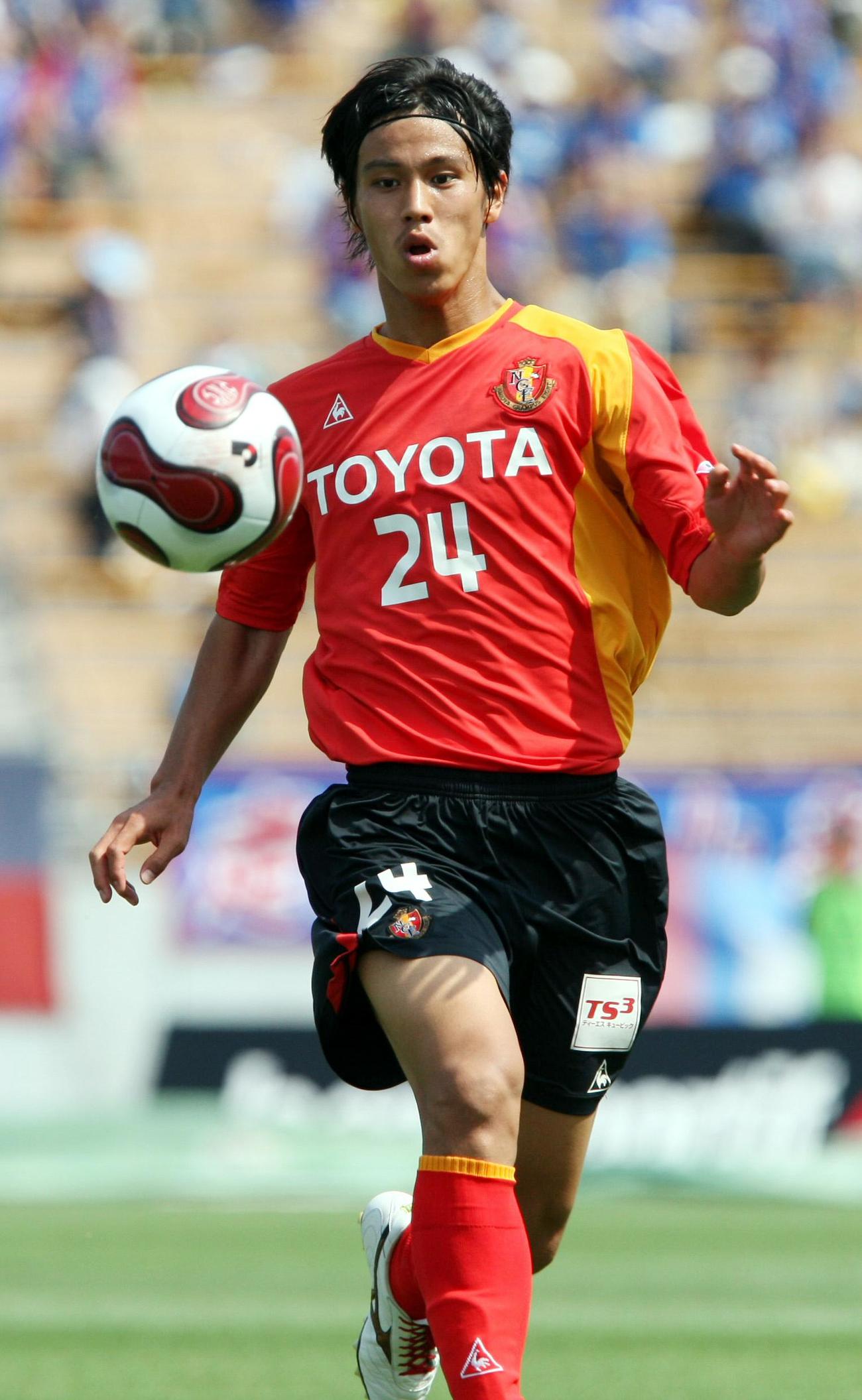 瑞穂スタジアムでプレーする名古屋時代の本田圭佑（2007年6月30日）
