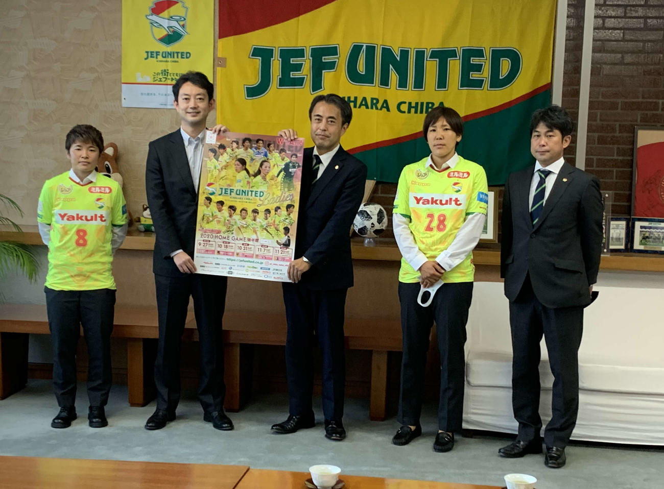 WEリーグ参入が決まり、熊谷俊人千葉市長（左から2人目）を表敬訪問した千葉レディースのMF瀬戸口（左端）、森本社長（左から3人目）、MF岸川（左から4人目）、猿沢監督（右端）