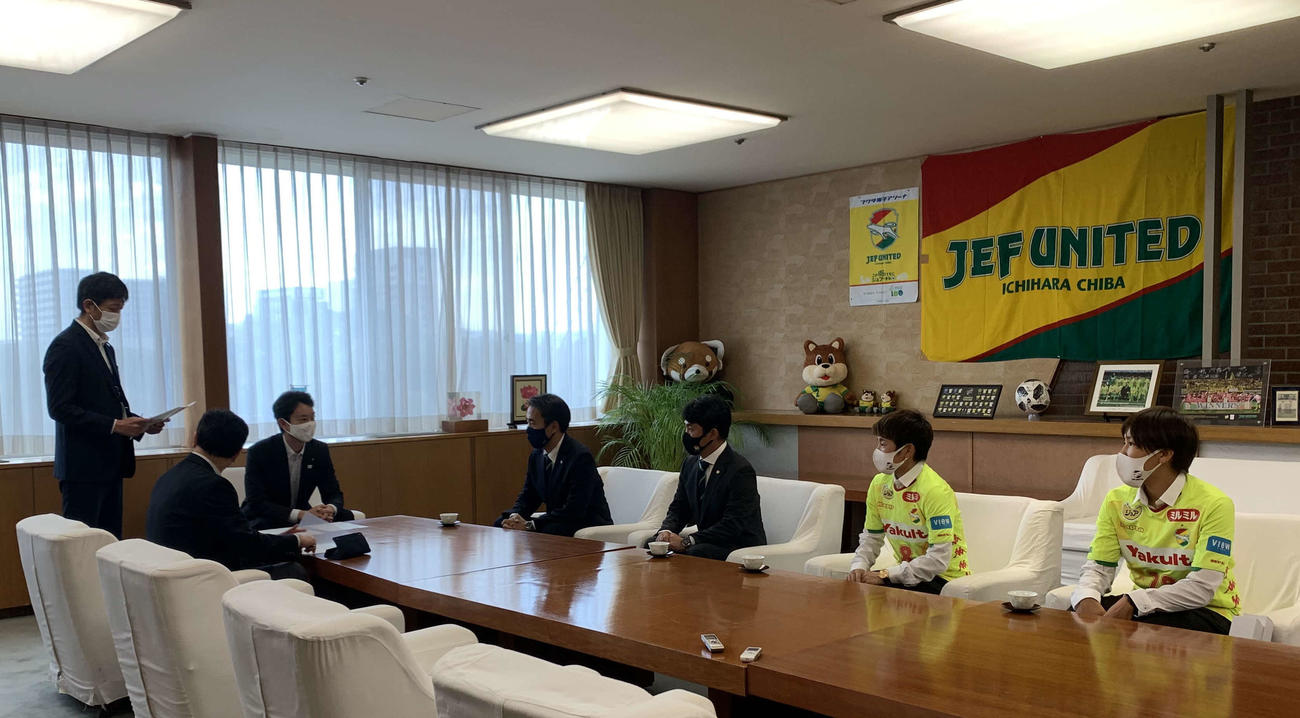 熊谷俊人千葉市長を表敬訪問してWEリーグ参入を報告した千葉レディースの森本社長と監督、選手ら