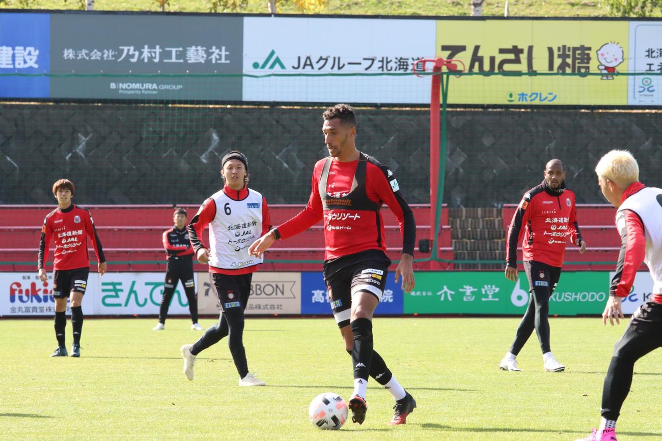 ミニゲームでドリブルする札幌FWジェイ（中央）（撮影・保坂果那）