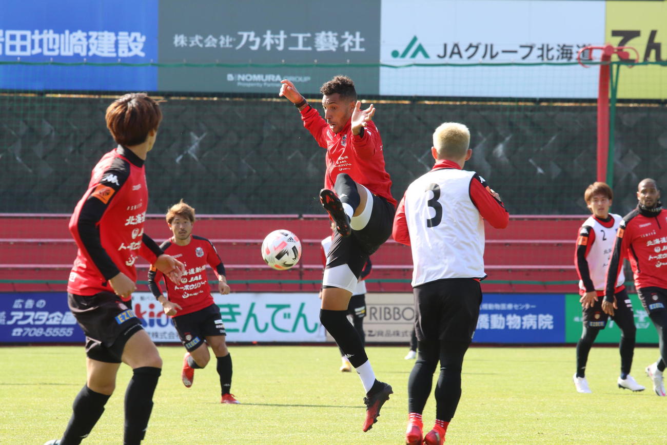 ボールをトラップする札幌FWジェイ（中央）（撮影・保坂果那）