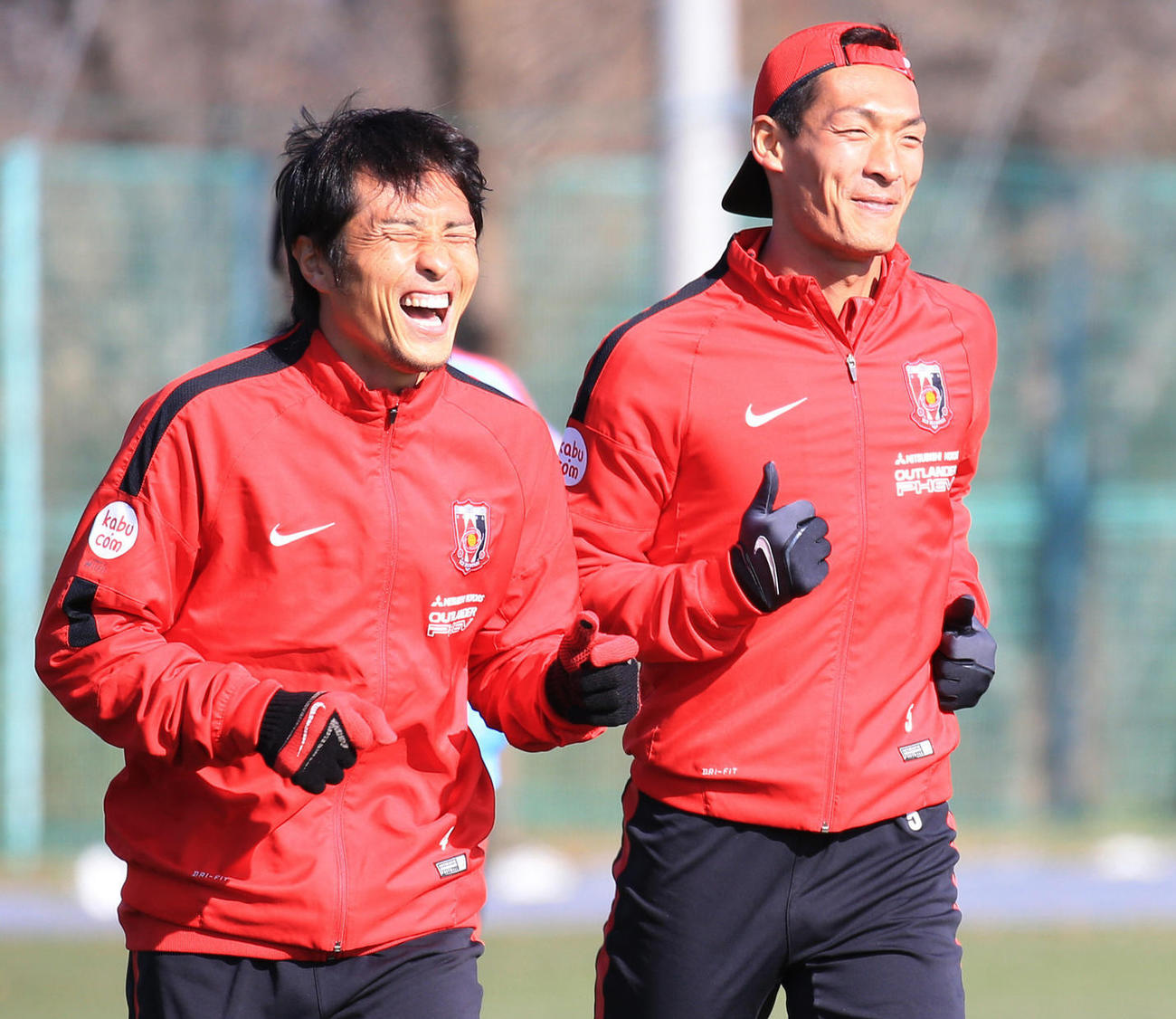 15年12月、笑顔でランニングする浦和DF那須（左）とDF槙野