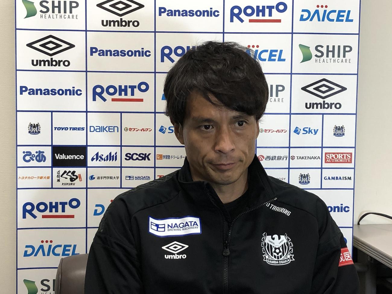 取材対応するG大阪宮本監督（C）GAMBAOSAKA